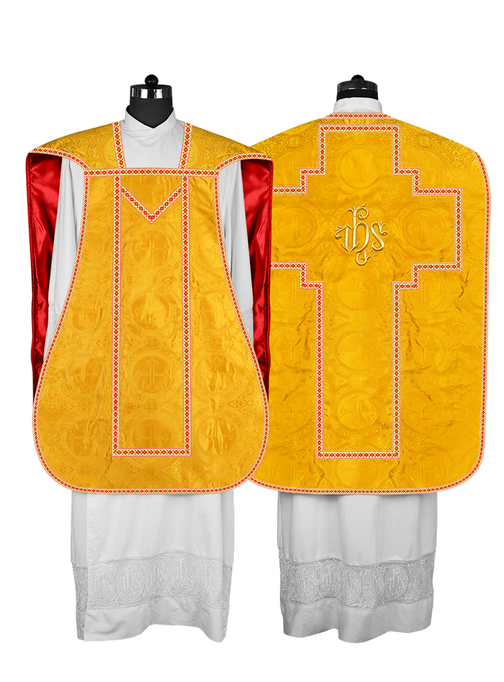 Casulla romana con motivos y ribetes adornados 