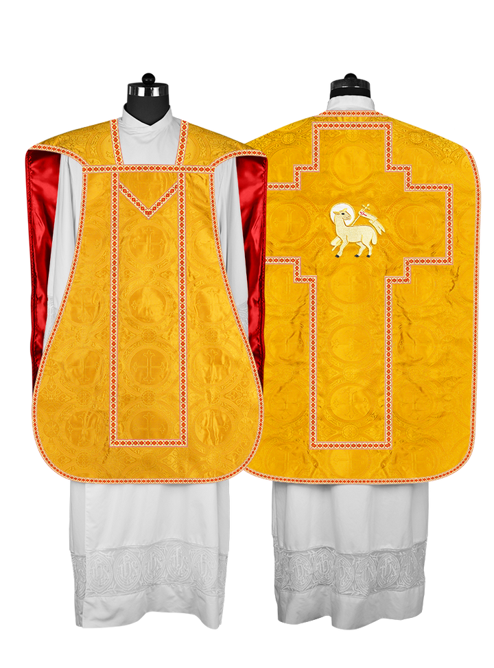 Casulla romana con motivos y ribetes adornados 