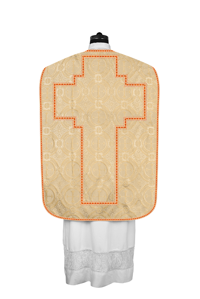 Casulla romana con motivos y ribetes adornados 