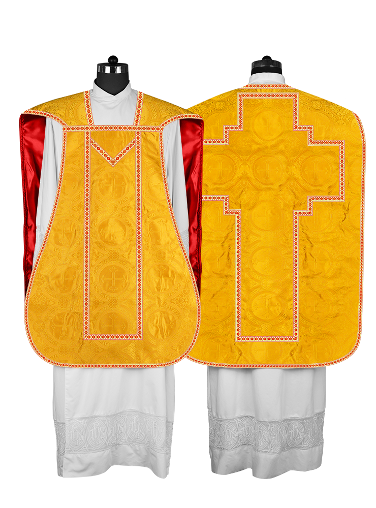 Casulla romana con motivos y ribetes adornados 