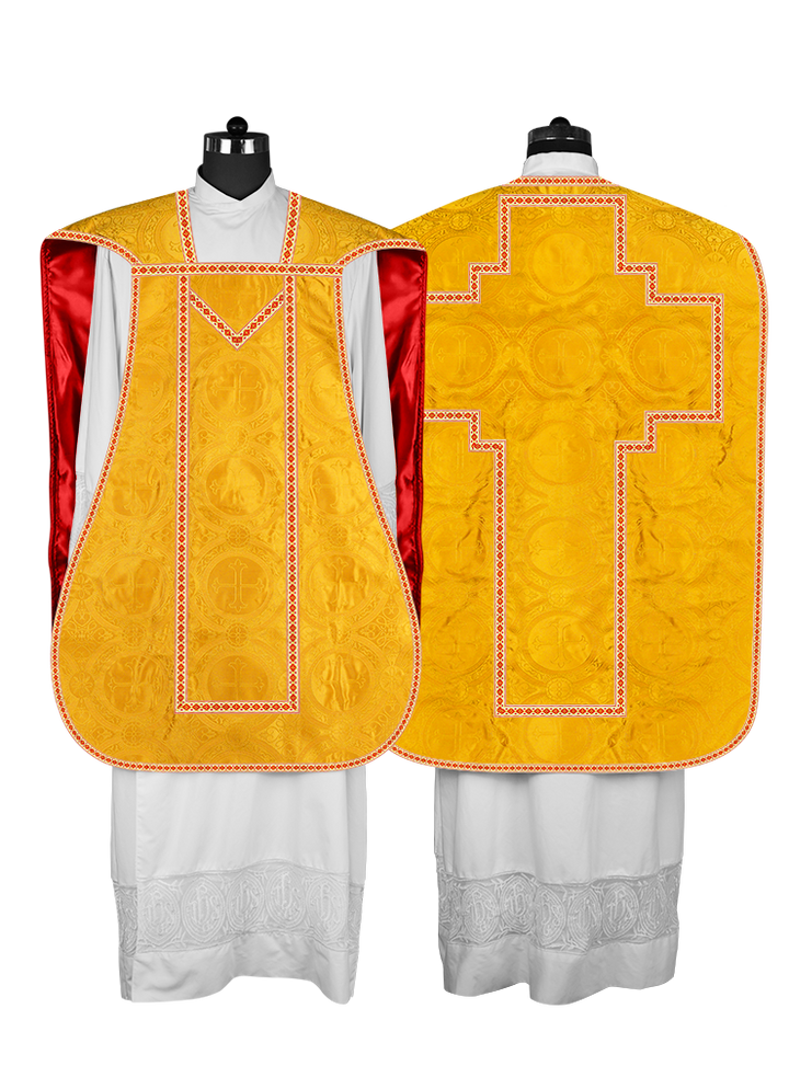 Casulla romana con motivos y ribetes adornados 