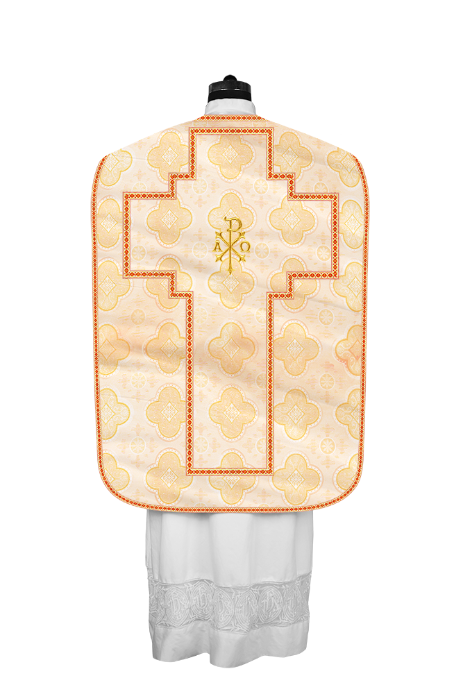 Casulla romana con motivos y ribetes adornados 