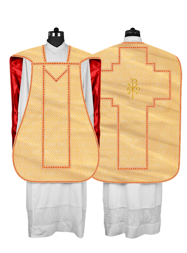 Casulla romana con motivos y ribetes adornados 