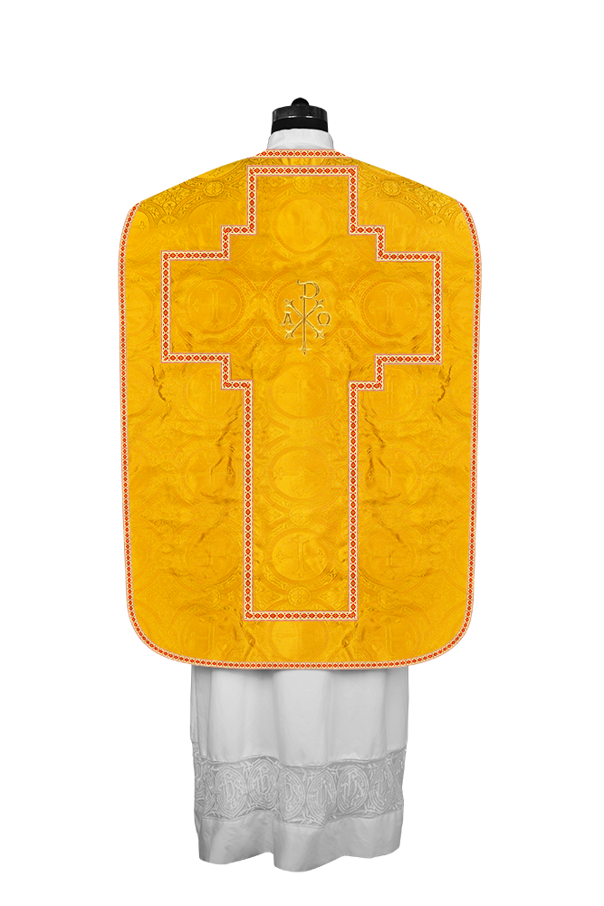 Casulla romana con motivos y ribetes adornados 