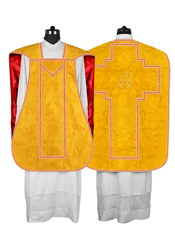 Casulla romana con motivos y ribetes adornados 