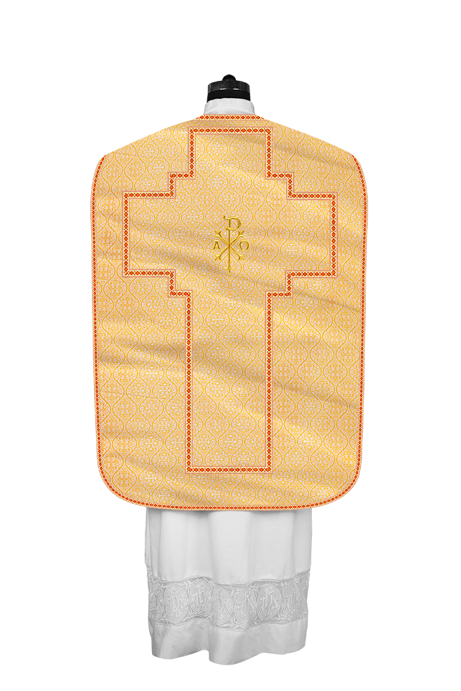 Casulla romana con motivos y ribetes adornados 