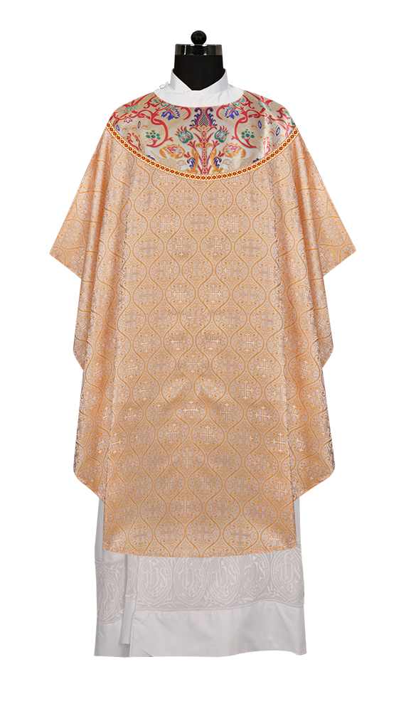 Casulla de tapiz con trenzas y ribetes detallados