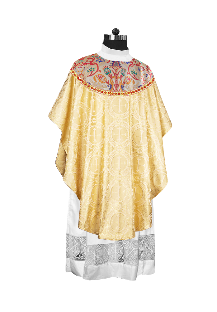 Casulla de tapiz con trenzas y ribetes detallados