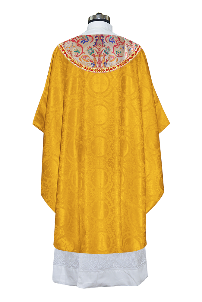 Casulla de tapiz con trenzas y ribetes detallados