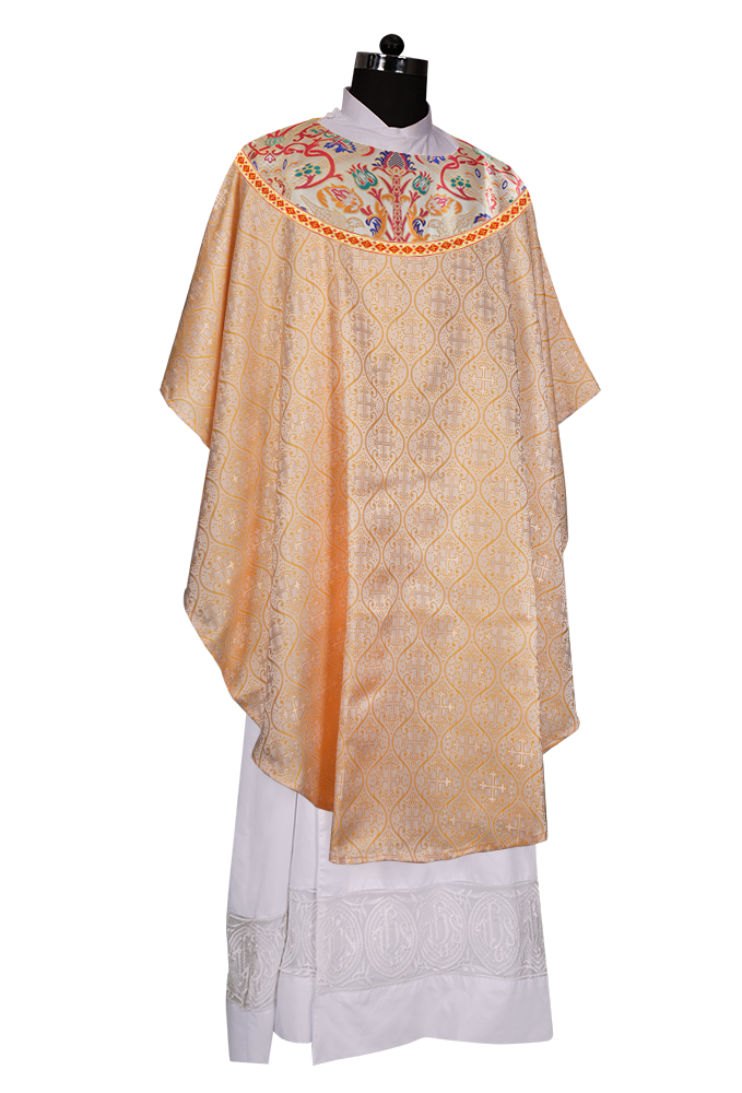 Casulla de tapiz con trenzas y ribetes detallados