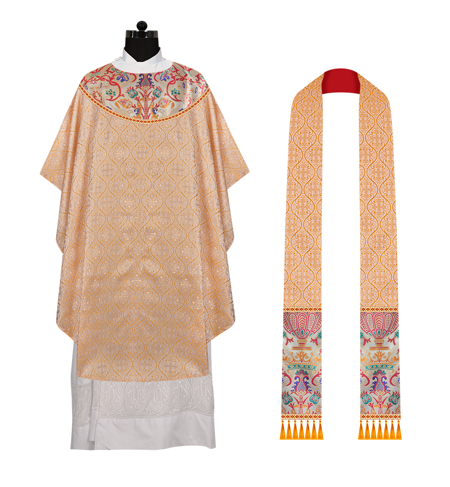 Casulla de tapiz con trenzas y ribetes detallados