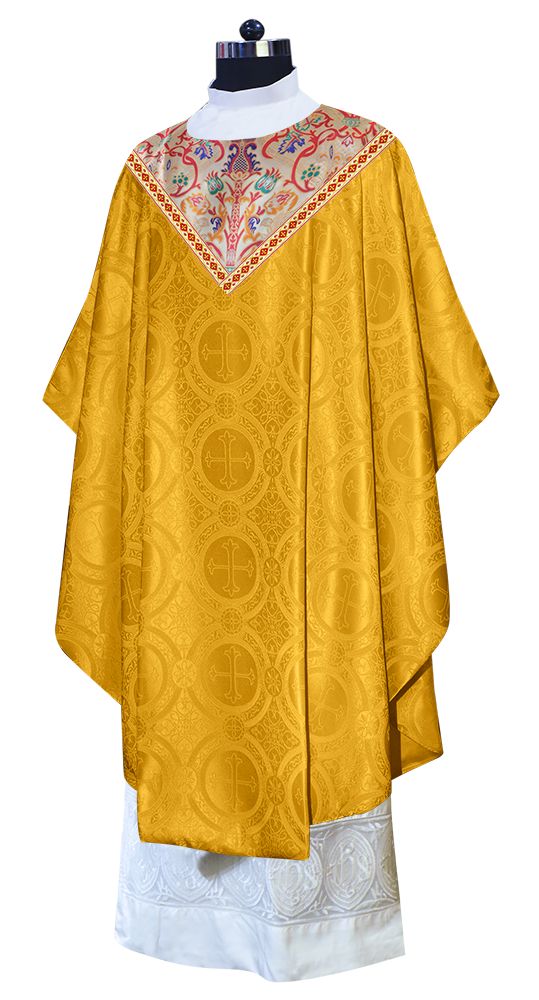 Casulla de tapiz con trenzas y ribetes detallados