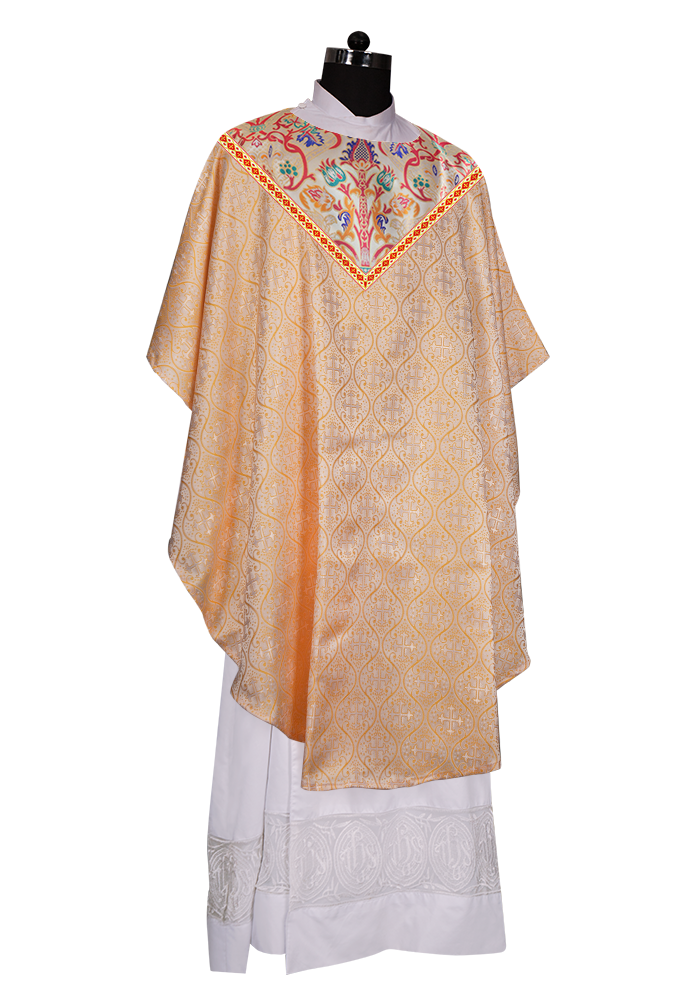 Casulla de tapiz con trenzas y ribetes detallados