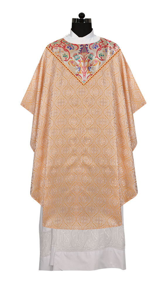 Casulla de tapiz con trenzas y ribetes detallados