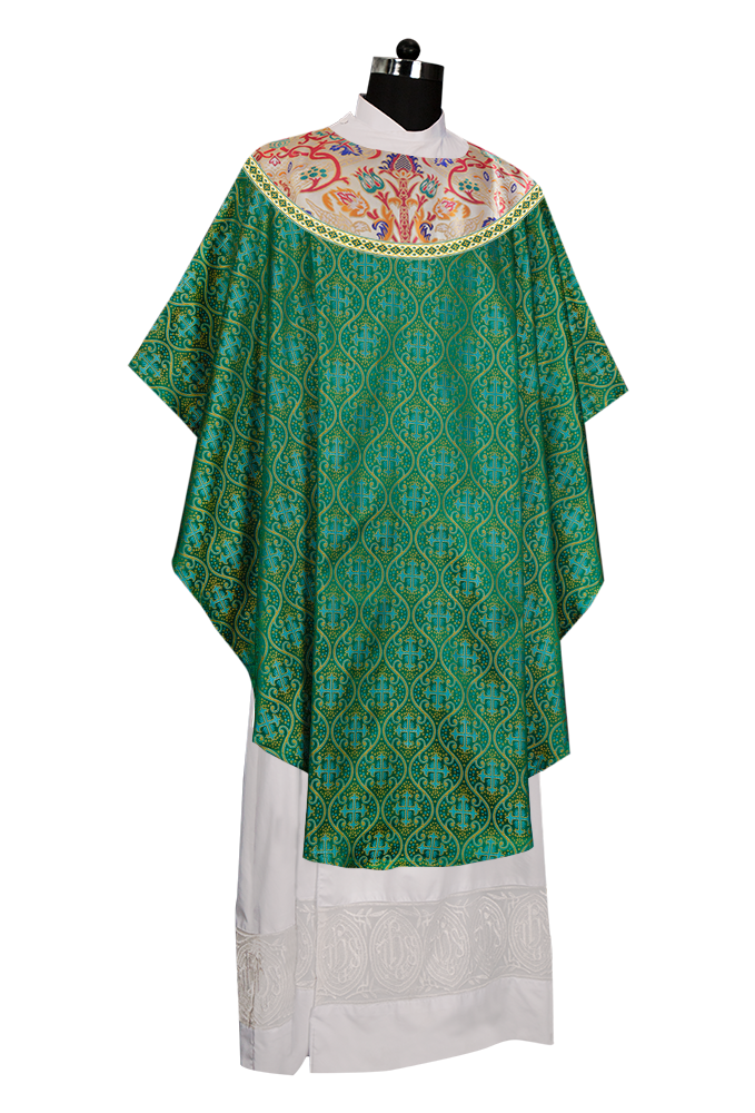 Casulla de tapiz con trenzas y ribetes detallados