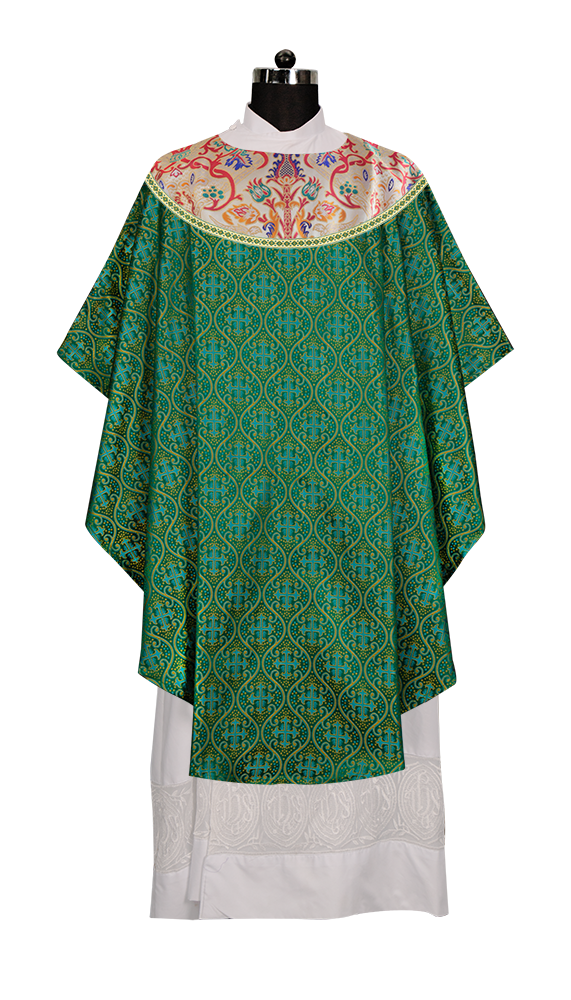 Casulla de tapiz con trenzas y ribetes detallados