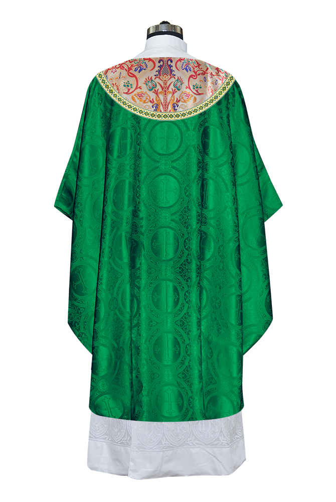 Casulla de tapiz con trenzas y ribetes detallados