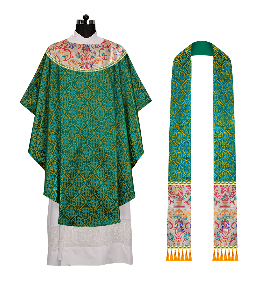 Casulla de tapiz con trenzas y ribetes detallados