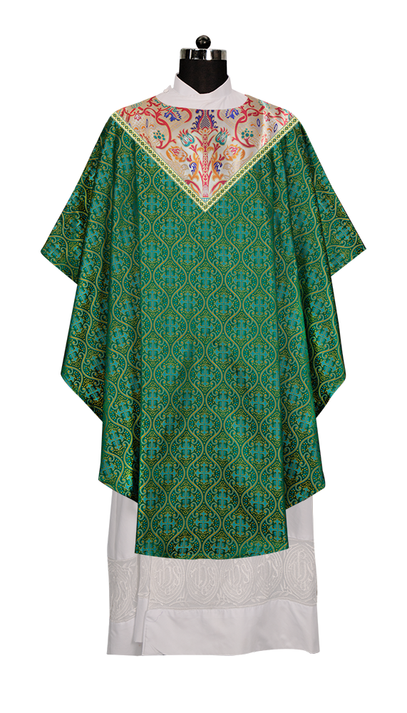 Casulla de tapiz con trenzas y ribetes detallados