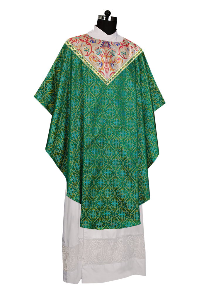 Casulla de tapiz con trenzas y ribetes detallados