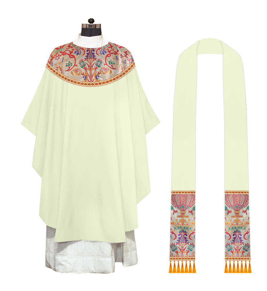 Casulla de tapiz con trenzas y ribetes detallados