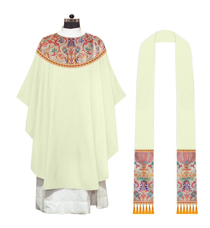 Casulla de tapiz con trenzas y ribetes detallados