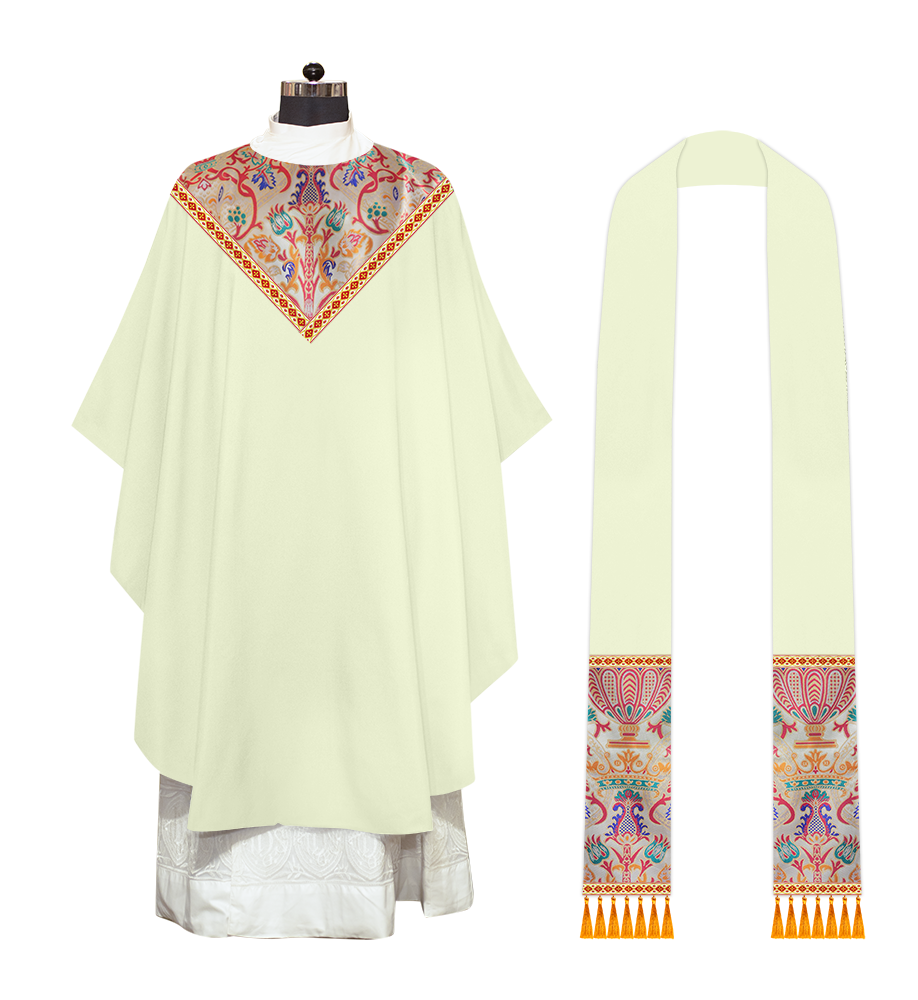 Casulla de tapiz con trenzas y ribetes detallados