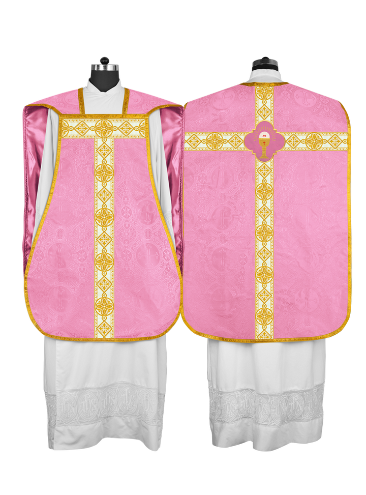 Vestimenta con espalda de violín y motivo bordado 