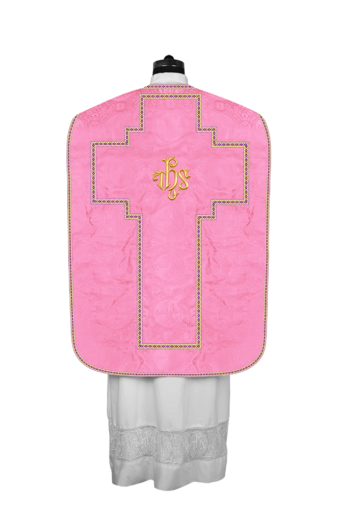 Casulla romana con motivos y ribetes adornados 