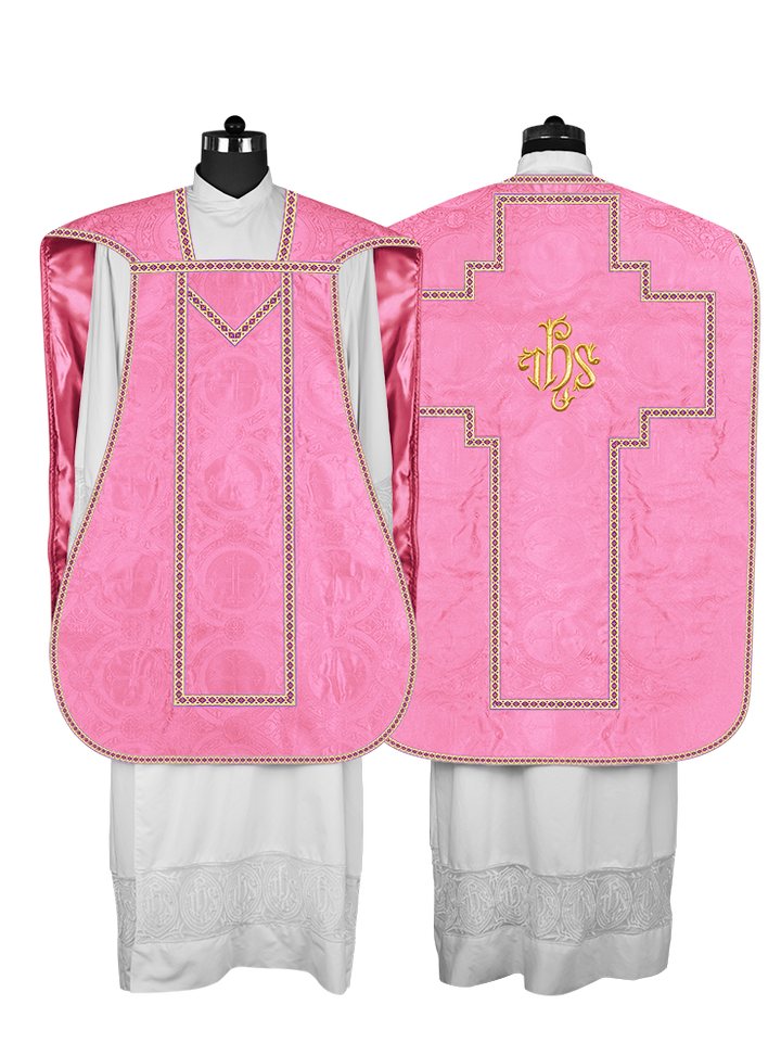 Casulla romana con motivos y ribetes adornados 