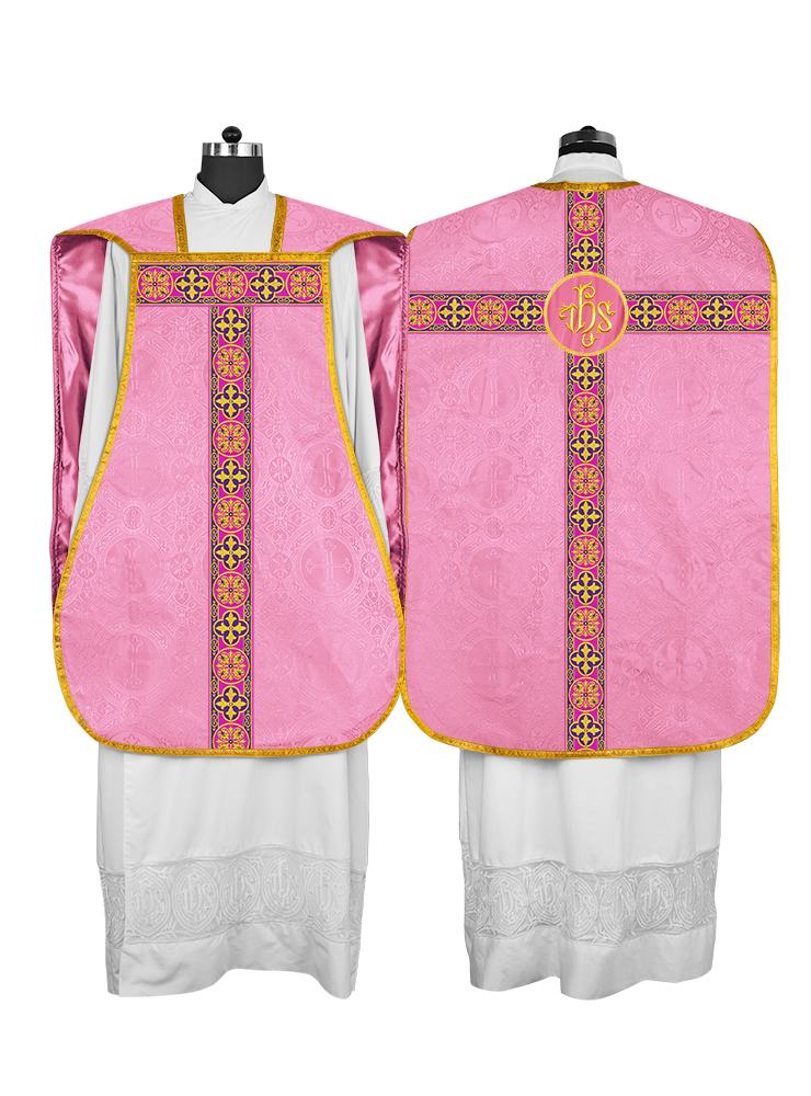 Vestidura romana con espalda de violín, motivos y ribetes trenzados 