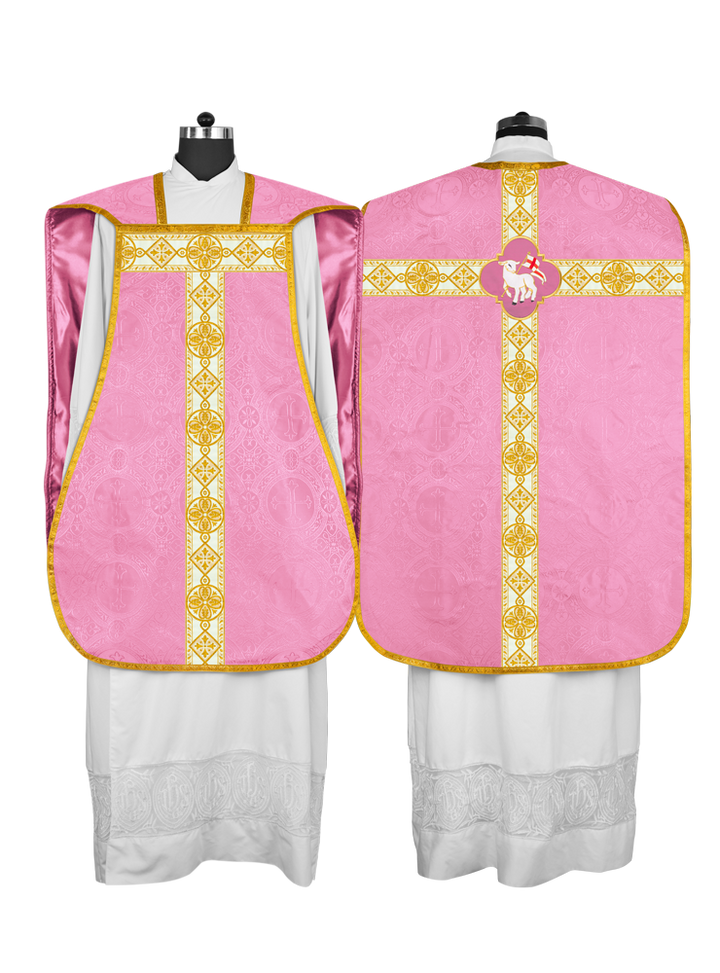 Vestimenta con espalda de violín y motivo bordado 