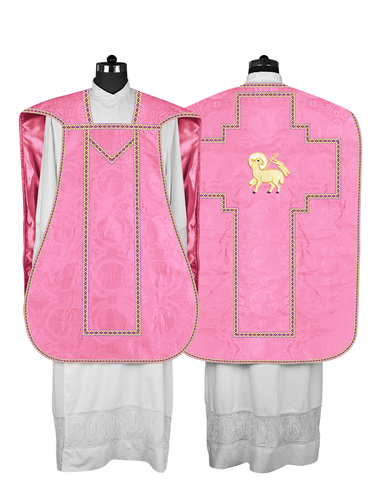 Casulla romana con motivos y ribetes adornados 