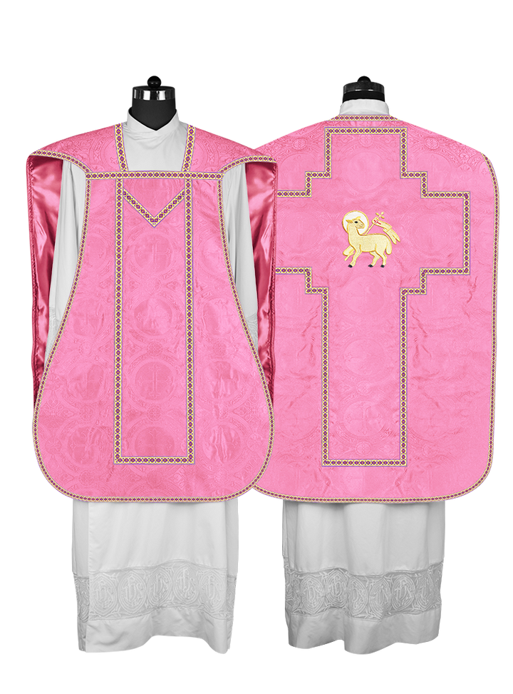 Casulla romana con motivos y ribetes adornados 