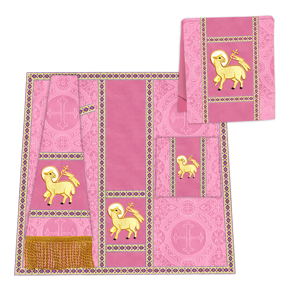 Casulla romana con motivos y ribetes adornados 