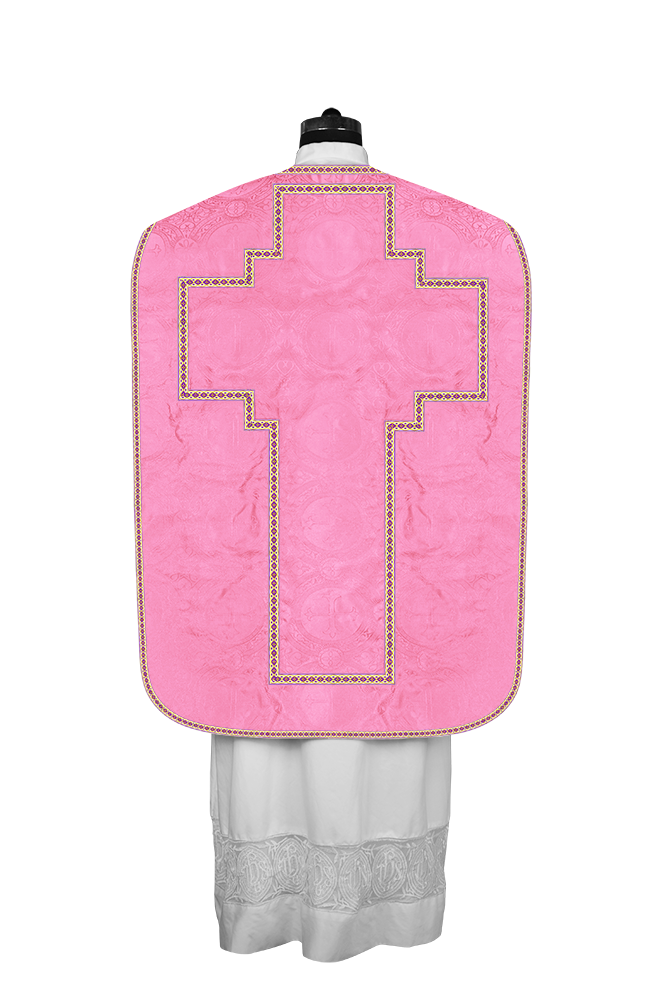 Casulla romana con motivos y ribetes adornados 