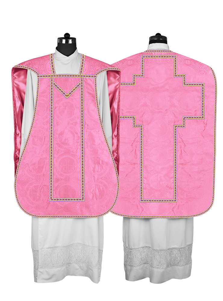 Casulla romana con motivos y ribetes adornados 