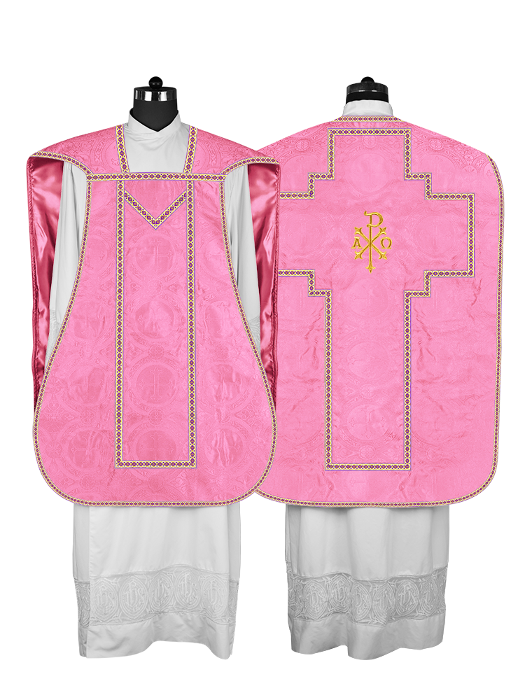 Casulla romana con motivos y ribetes adornados 