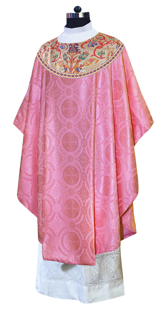 Casulla de tapiz con trenzas y ribetes detallados