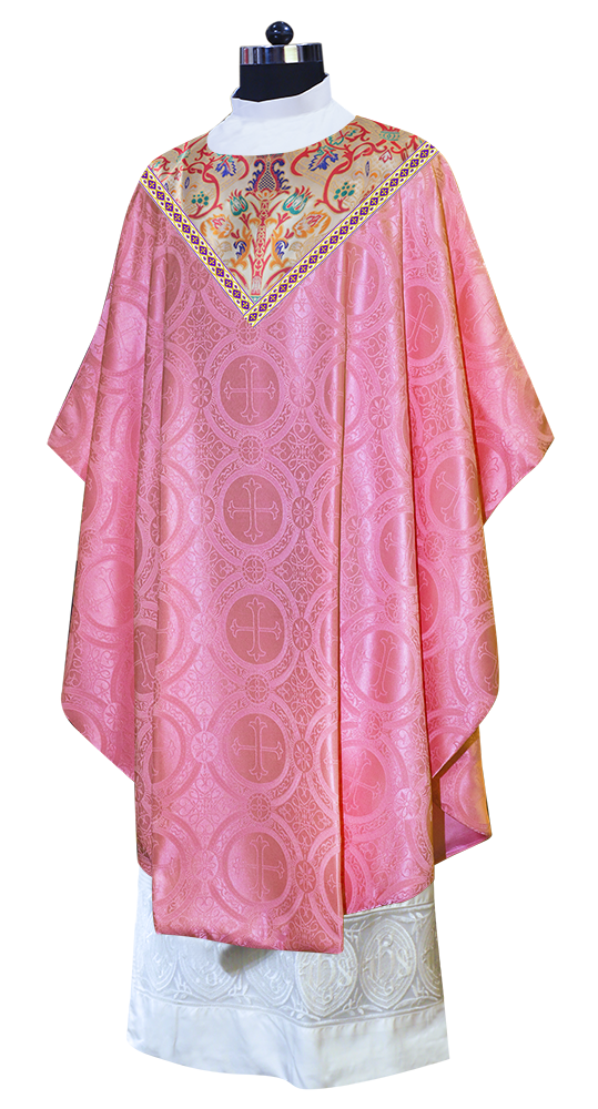 Casulla de tapiz con trenzas y ribetes detallados