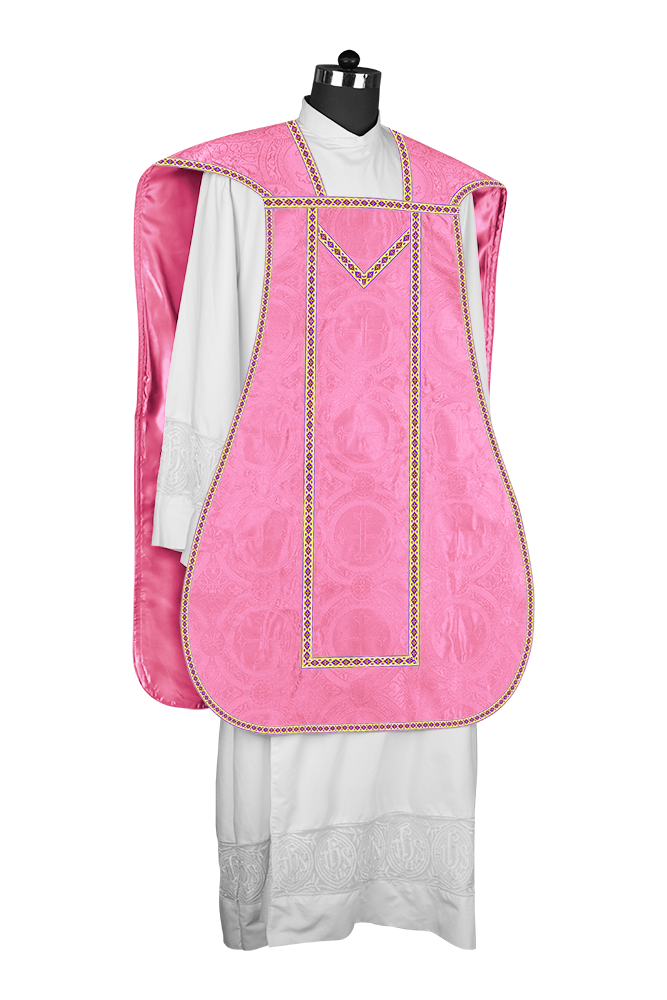 Casulla romana con motivos y ribetes adornados 