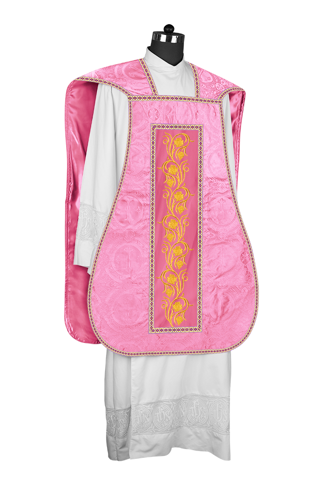 Casulla romana con bordados y adornos de uvas 