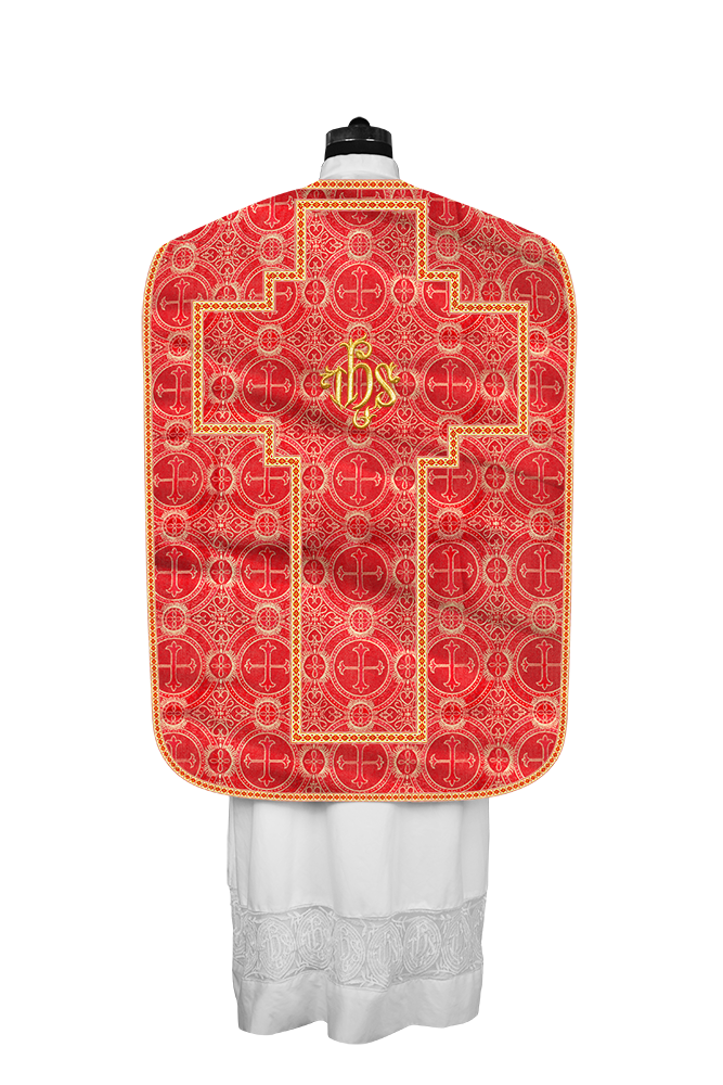 Casulla romana con motivos y ribetes adornados 