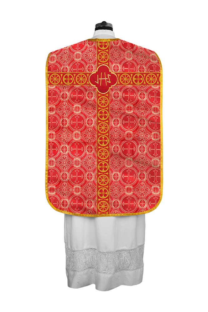 Casulla romana con motivo espiritual y trenzas ornamentadas 