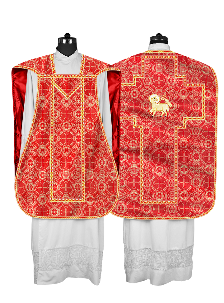 Casulla romana con motivos y ribetes adornados 