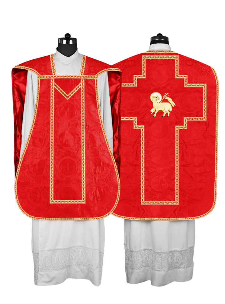 Casulla romana con motivos y ribetes adornados 