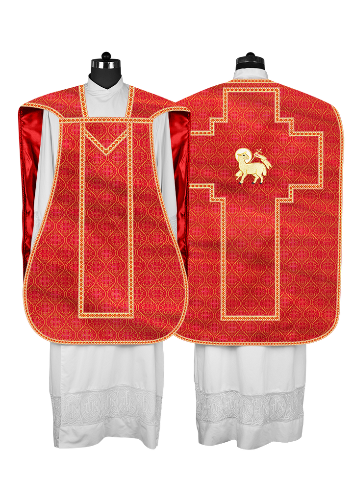 Casulla romana con motivos y ribetes adornados 