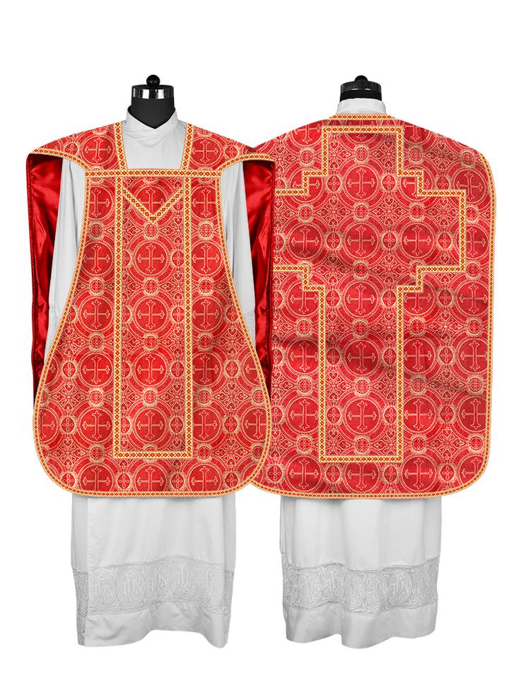 Casulla romana con motivos y ribetes adornados 