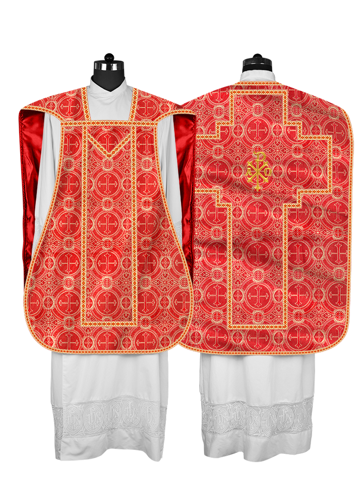 Casulla romana con motivos y ribetes adornados 