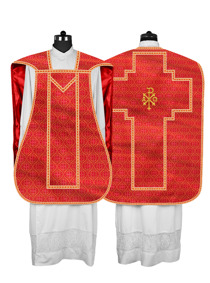Casulla romana con motivos y ribetes adornados 